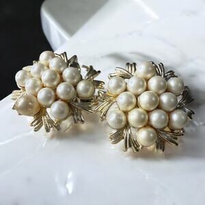Vintage Cora Faux Pearl Cluster Earrings Gold Tone Clip On 1960s Floral 24mm